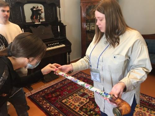 8 апреля 2022 г. тематический классный час в 191 сд группе был проведен в доме - музее декабристов. 02