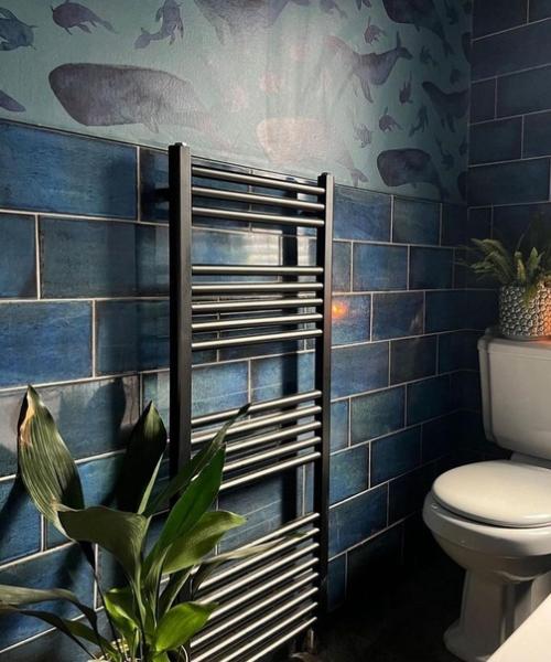 Полностью синяя ванная комната - это смело, красиво и очень необычно. 08