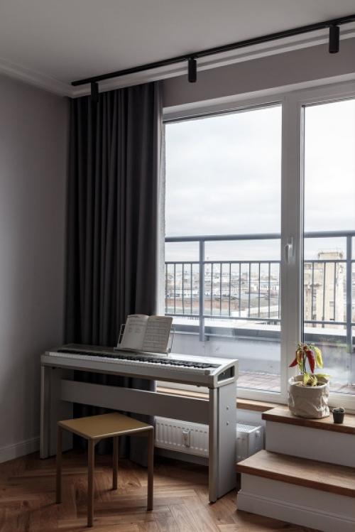 В этом интерьере много натурального дерева, приятных оттенков и красивой мебели - все, что нужно для комфортного и уютного сканди. 05