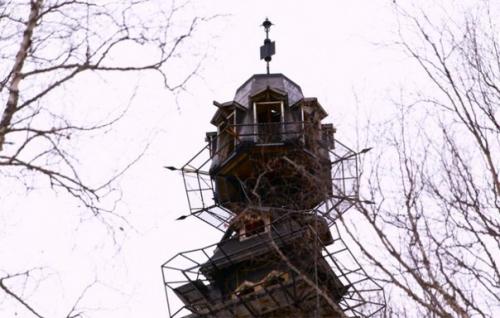 Мужчина в одиночку построил массивную хижину высотой 55 метров в лесах Аляски. 08