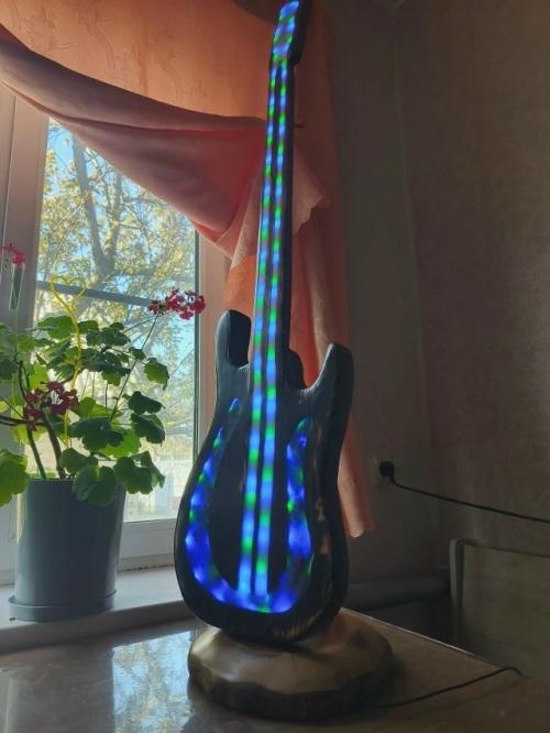 Это очень атмосферная вещь для музыкантов, ценителей рока или уютных интерьеров в стиле бохо/кантри. 03