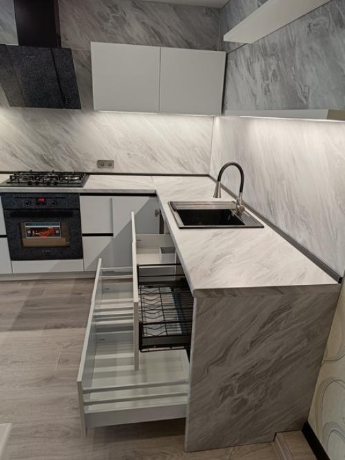 В жизни любой хозяйки наступает тот момент, когда старая кухня совсем уже не радует глаз своим видом. 04