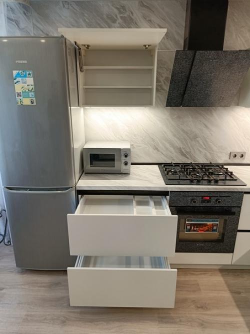 В жизни любой хозяйки наступает тот момент, когда старая кухня совсем уже не радует глаз своим видом. 08