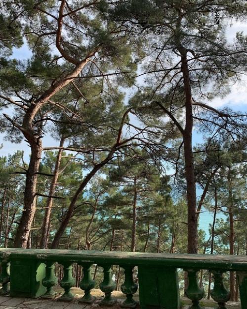 Летняя резиденция Сталина в Абхазии Холодная Речка находится на скале и с одной стороны обрывается к черному морю с высоты 330 метров. 03