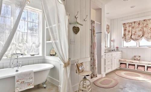 Ванная комната в милом стиле шебби шик, главные правила которого: плавные линии и светлые тона, сочетает в себе винтаж, кантри, и даже рококо.