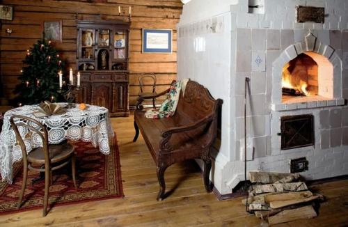 Новгородский строитель.  Русская печь, баня и сказочные росписи: терем в Мышкине. 06