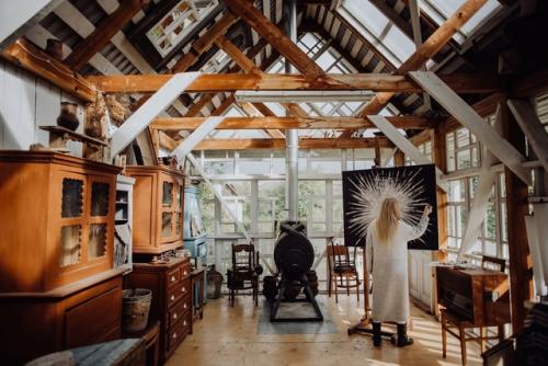 Новгородский строитель.  Русская печь, баня и сказочные росписи: терем в Мышкине. 08