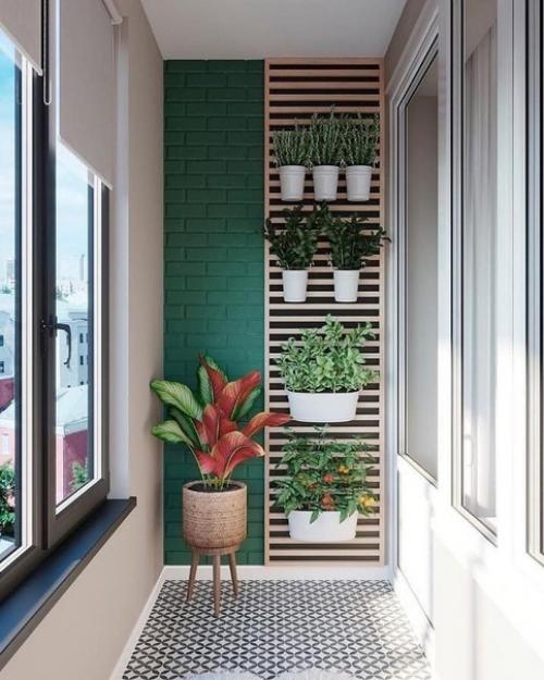 Балконы в квартире часто становятся местом, которое используется в качестве склада. 05