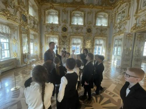 Учащиеся 3-3 класса побывали в большом петергофском дворце! 04
