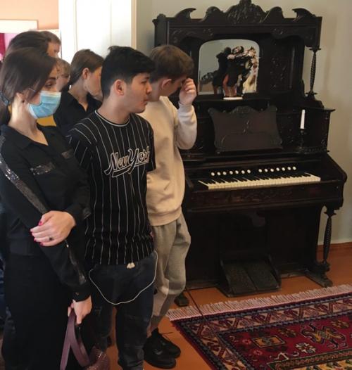 8 апреля 2022 г. тематический классный час в 191 сд группе был проведен в доме - музее декабристов. 08