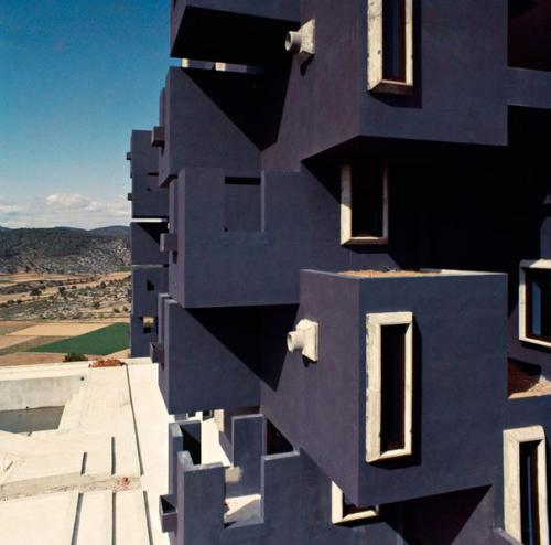 Архитектура.  Жилой комплекс Замок Кафки был построен по проекту испанского архитектора Рикардо боффила. 03