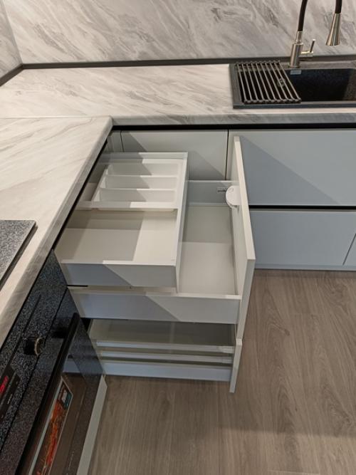 В жизни любой хозяйки наступает тот момент, когда старая кухня совсем уже не радует глаз своим видом. 06