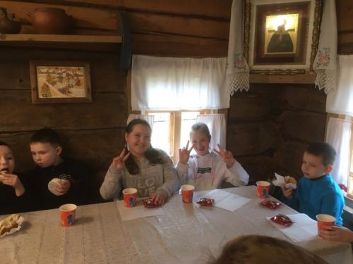 Классная поездка!  Ученики 1 в класса с классным руководителем и родителями посетили архитектурно - этнографический музей Семёнково. 03