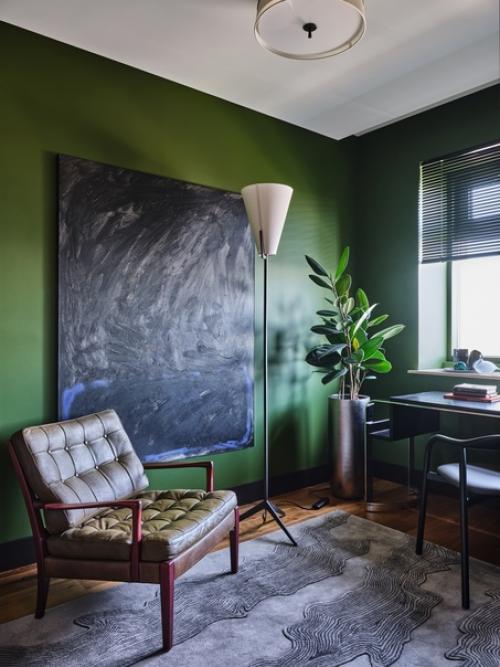 Дизайнер Илья гульянц создал уютный интерьер, наполненный цветом, винтажными предметами и искусством. 02