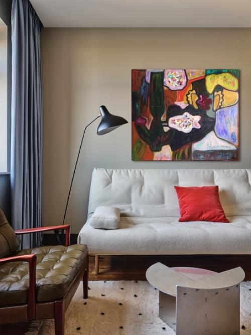 Дизайнер Илья гульянц создал уютный интерьер, наполненный цветом, винтажными предметами и искусством. 03