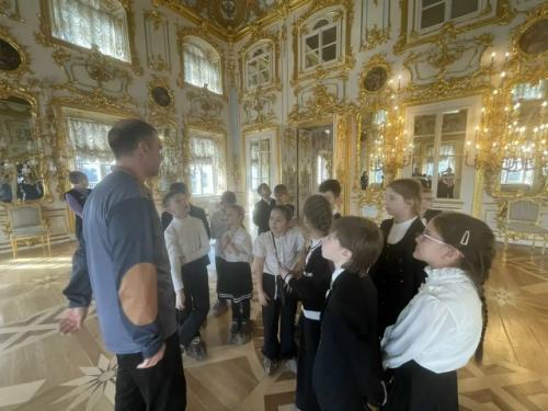 Учащиеся 3-3 класса побывали в большом петергофском дворце! 01