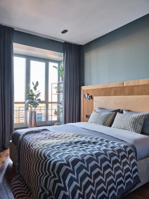 Дизайнер Илья гульянц создал уютный интерьер, наполненный цветом, винтажными предметами и искусством. 05