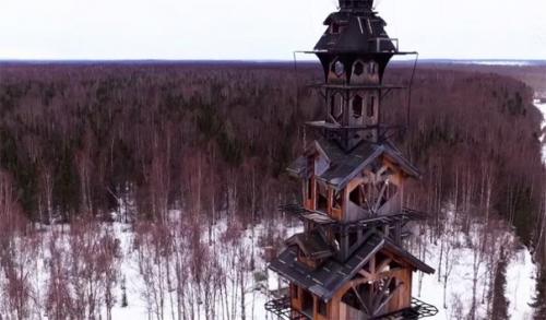 Мужчина в одиночку построил массивную хижину высотой 55 метров в лесах Аляски. 09