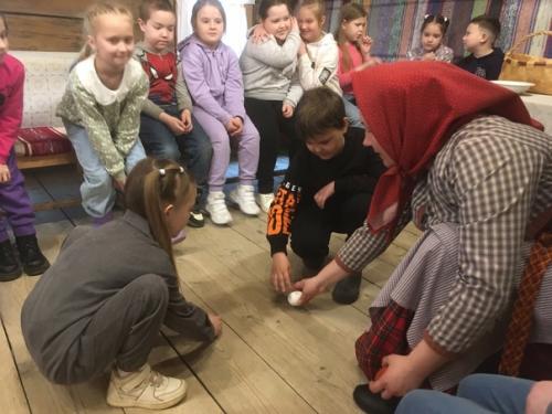 Классная поездка!  Ученики 1 в класса с классным руководителем и родителями посетили архитектурно - этнографический музей Семёнково. 05