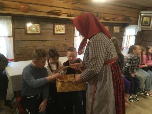 Классная поездка!  Ученики 1 в класса с классным руководителем и родителями посетили архитектурно - этнографический музей Семёнково. 06