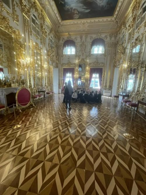 Учащиеся 3-3 класса побывали в большом петергофском дворце! 05