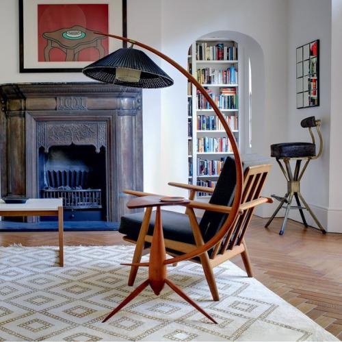 Не все, кто переезжает в новую квартиру, обладают достаточным бюджетом, чтобы обставить своё недавно купленное жильё новой и качественной мебелью. 02