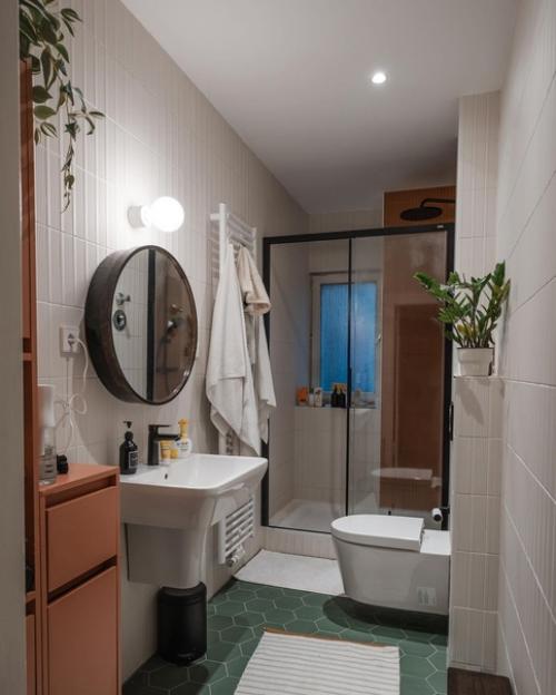 Когда погода в Берлине не радует, хозяйка этой стильной квартиры добавляет в интерьер цвета с помощью текстиля и аксессуаров! 04