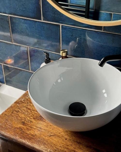 Полностью синяя ванная комната - это смело, красиво и очень необычно. 01