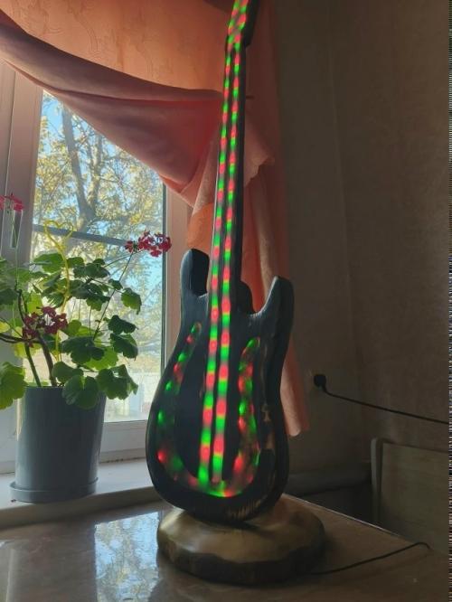 Это очень атмосферная вещь для музыкантов, ценителей рока или уютных интерьеров в стиле бохо/кантри. 04