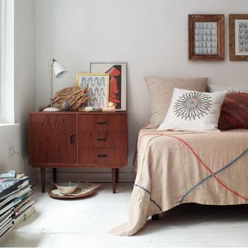 Не все, кто переезжает в новую квартиру, обладают достаточным бюджетом, чтобы обставить своё недавно купленное жильё новой и качественной мебелью. 01