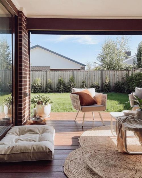 Современный скандинавский дом с мебелью икеа и зелёными растениями. 07