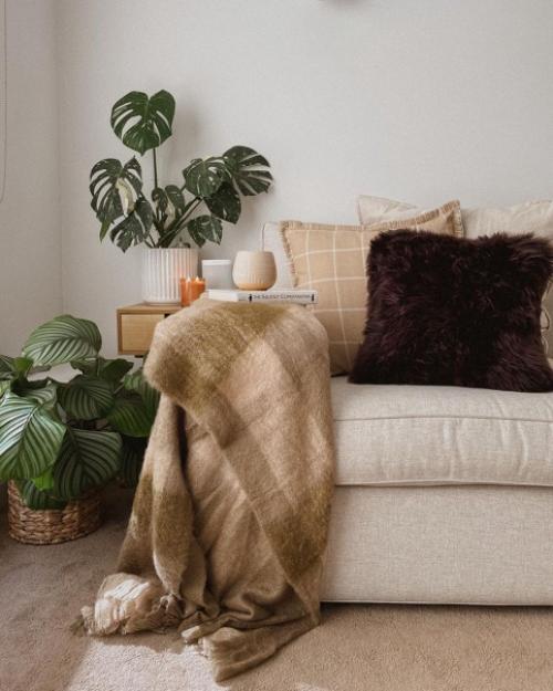 Современный скандинавский дом с мебелью икеа и зелёными растениями. 01