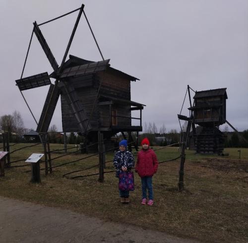 Классная поездка!  Ученики 1 в класса с классным руководителем и родителями посетили архитектурно - этнографический музей Семёнково. 09