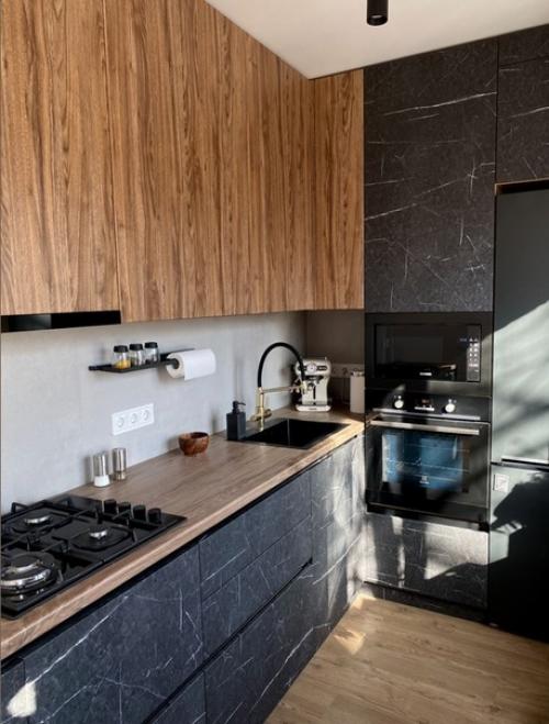 Стильный интерьер кухни и гостиной в сталинке. 01