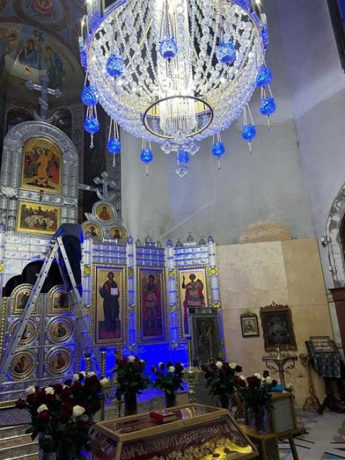 В дятьковском храме Неопалимая Купина на пасху зажглась новая хрустальная люстра. 02