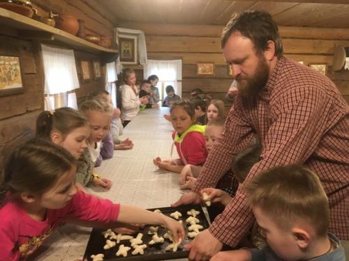 Классная поездка!  Ученики 1 в класса с классным руководителем и родителями посетили архитектурно - этнографический музей Семёнково. 01