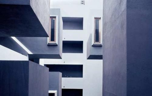 Архитектура.  Жилой комплекс Замок Кафки был построен по проекту испанского архитектора Рикардо боффила. 06