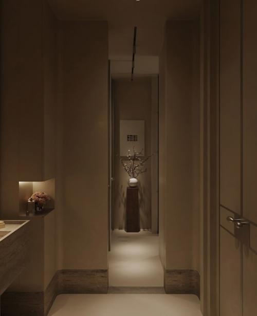 Интерьер шикарной ванной комнаты в загородном доме. 02