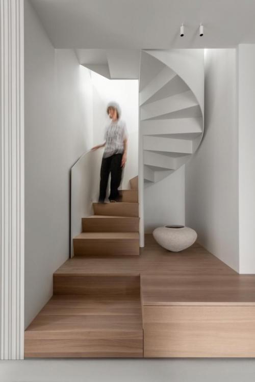 Реализованный интерьер двухуровневой квартиры в Москве с винтовой лестницей. 06