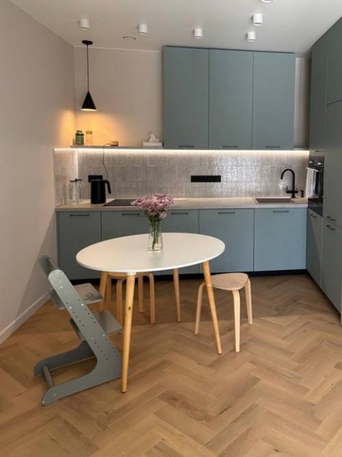 Уютные кадры кухни - гостиной прислали наши замечательные заказчики стеллаж декорировали детки получился монтессори - класс. 01