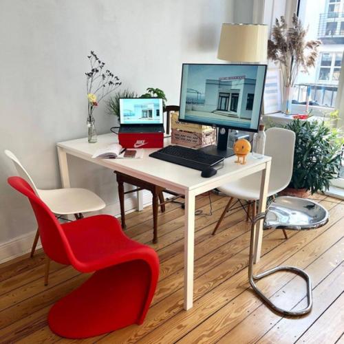 Дизайн этой гостиной нельзя назвать типично скандинавским. 01