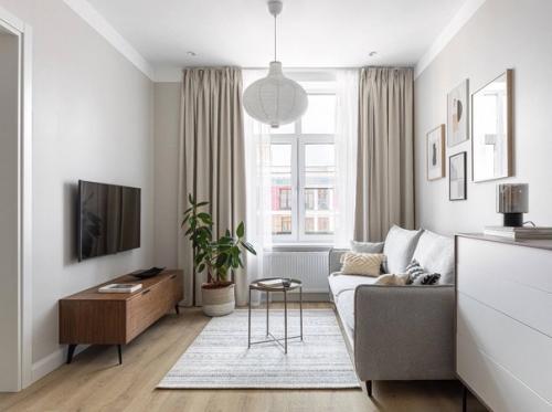 Эта квартира - образец традиционного сканди: дизайнер оформила интерьер в светлых тонах и добавила лаконичную мебель (65 кв. 02