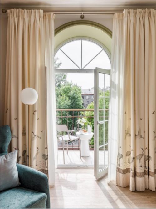 В УФЕ. Дизайнер Юрий воробьев создал современный интерьер для молодой девушки в Сталинке площадью 58 кв. 01