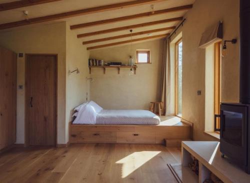 Домик Holly Water был построен в самом сердце Девона, Великобритания. 02