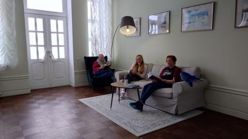 В музее появился новый очень уютный уголок, буквально воспроизводящий интерьеры гостиной бывшего консульства. 01