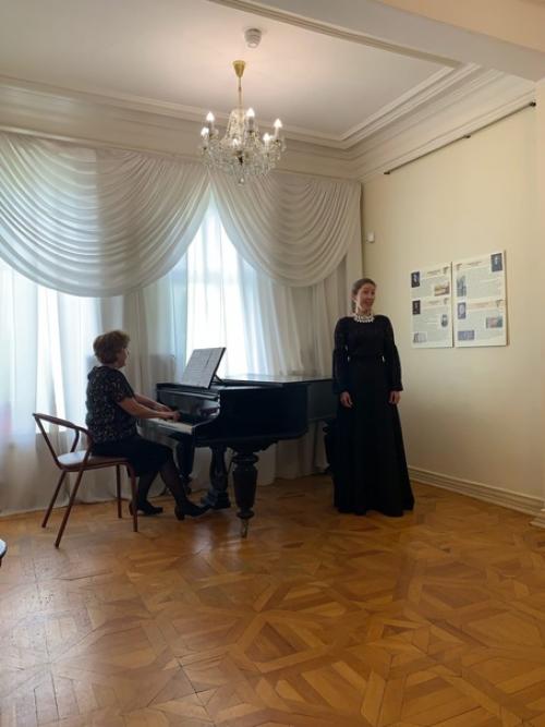 28 мая любители вокального творчества в музыкальной гостиной в доме Алексеевой в доме музее литературного квартала провожали последние дни весны. 01