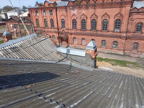 Дом купца первова постепенно просыхает после весеннего потопа. 06