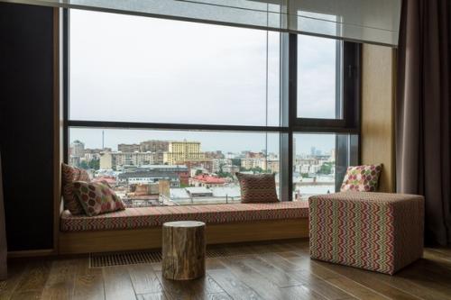 Трехкомнатные апартаменты.  Мебель и предметы интерьера изготовлены по единому дизайн - проекту. 04