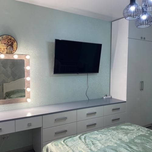 Уютная и функциональная спальня с множеством мест хранения. 02