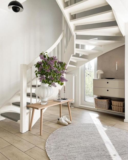 Секрет этого светлого и нежного интерьера заключается в использовании естественного света, светлых цветов и натуральных элементов. 04